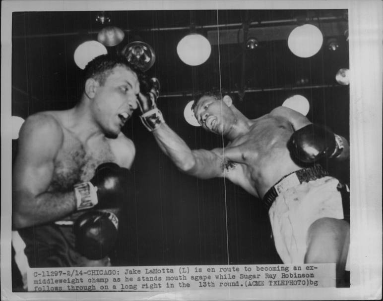 14 febbraio 1951 Jake La Motta durante il sesto match contro Sugar Ray Robinson per il titolo mondiale. L&#39;incontro, vinto per k.o. tecnico da Robinson, pass alla storia del pugilato come 